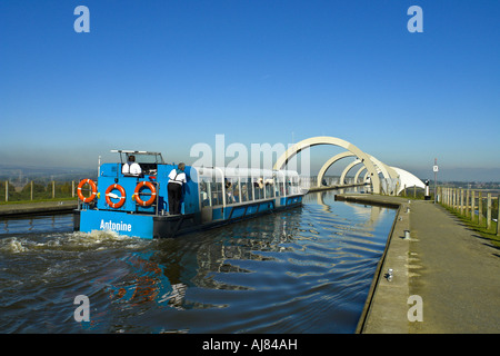 Roue de Falkirk bateau canal Antonine de retour d'une croisière sur le Canal de l'Union à prendre retour au centre des visiteurs Banque D'Images