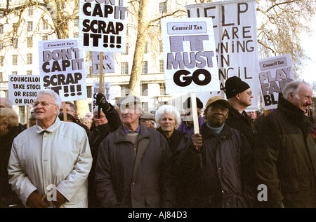 Démonstration du pensionné à Trafalgar Square au centre de Londres en janvier 2004 se plaignent de l'impôt pour les aînés conseil du gouvernement Banque D'Images