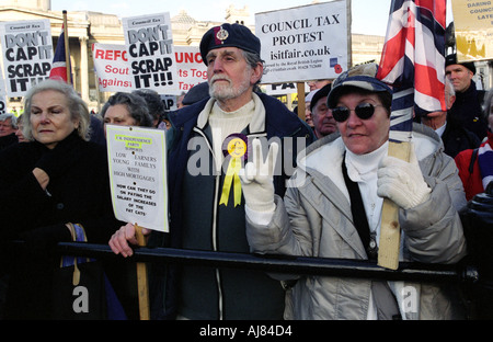 Démonstration du pensionné à Trafalgar Square au centre de Londres en janvier 2004 se plaignent de l'impôt pour les aînés conseil du gouvernement Banque D'Images