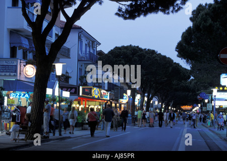 Les gens se promener sur la plus longue rue piétonne du monde dans la soirée Lido di Jesolo Vénétie Italie Mer Adriatique Banque D'Images