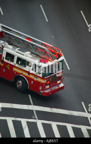 Vue aérienne de Manhattan New York Fire Department 4 Échelle NYFD camion à incendie sur la 8e Avenue sur la façon de fi d'urgence Banque D'Images