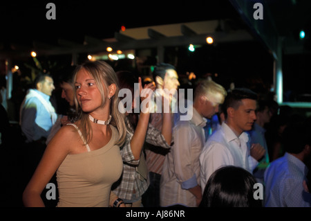 Les jeunes femmes dansant dans Prince Discothèque Riccione Adriatique Émilie-romagne en Italie Banque D'Images