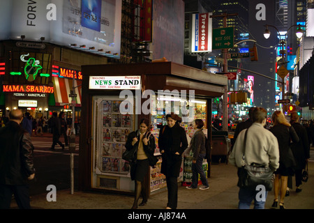 Kiosque sur Jack Dempsey Corner dans Times Square à West 49th Street et Broadway New York, NY Banque D'Images