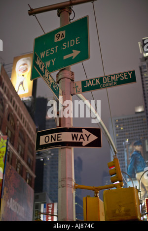 Jack Dempsey Corner dans Times Square à West 49th Street et Broadway New York, NY Banque D'Images