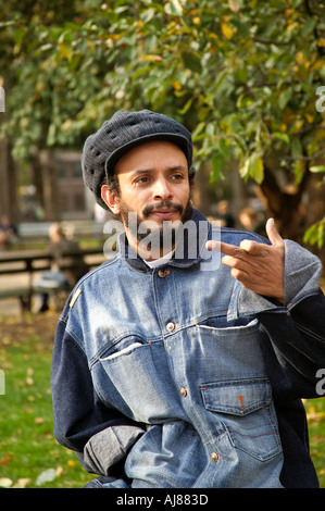 African American man hanging out at Washington Square Park New York NY Le modèle ne libération editorial d'utilisation uniquement Banque D'Images