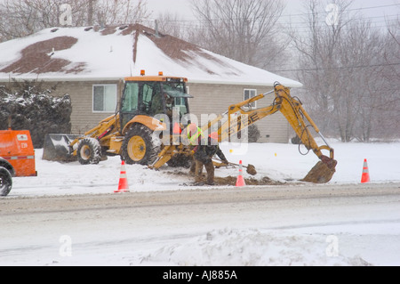 Réparation des travailleurs de l'eau pendant une tempête de neige Banque D'Images