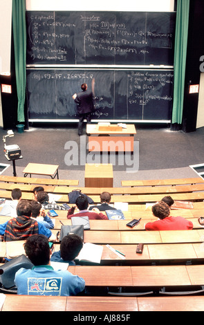 Paris France 'Ecole Centrale de l'enseignement en classe sur l'Amphithéâtre de l'arrière avec les adolescents du groupe Enseignement Professeur École Études Banque D'Images