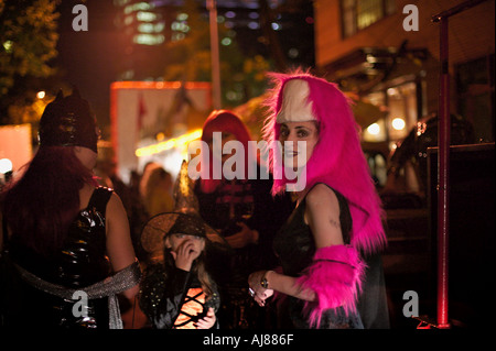 Fêtards costumés à Greenwich Village Halloween parade annuelle New York NY Banque D'Images