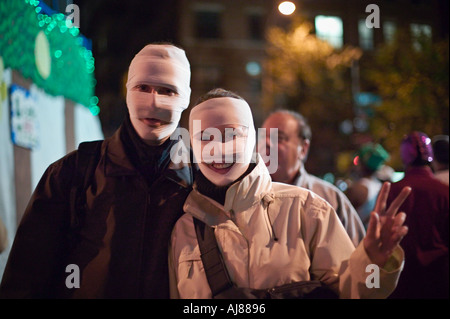 Fêtards costumés à Greenwich Village Halloween parade annuelle New York NY Banque D'Images