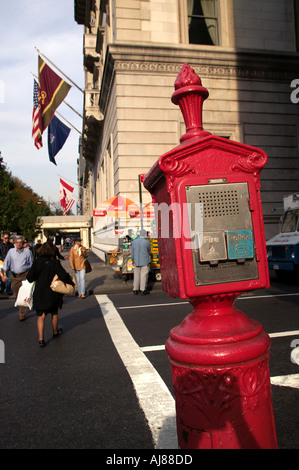 La Police d'urgence et l'appel de feu fort sur coin sur la 6e Rue Ouest et la 5ème Avenue près de Central Park à Manhattan New York NY Banque D'Images