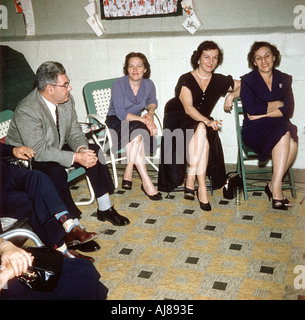 1950s Vintage photo de famille, Fête adulte dans le sous-sol de la maison groupe de fête vieilles femmes assis ensemble «vieilles photographies de famille» New Jersey femmes amis Banque D'Images
