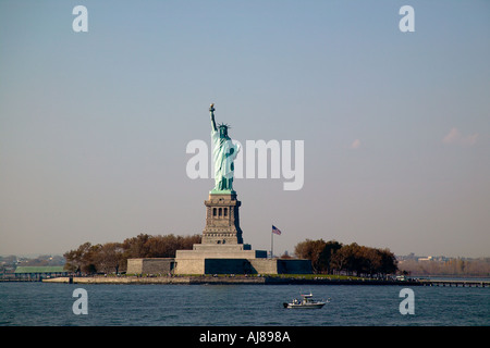 Statue de la liberté vue depuis le ferry pour Staten Island New York NY Banque D'Images