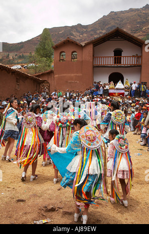 Les jeunes femmes effectuant une danse traditionnelle devant une église à l'Huacarpay festival de San Salvador près de Pisac Pérou Banque D'Images