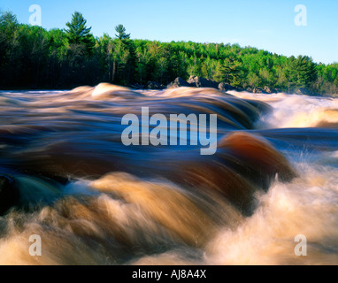 Des rapides sur la rivière St Louis, Jay Cooke State Park, Minnesota USA Banque D'Images