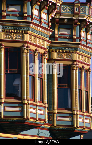 Ornée de couleurs façade de bâtiment victorien Ferndale California USA Banque D'Images