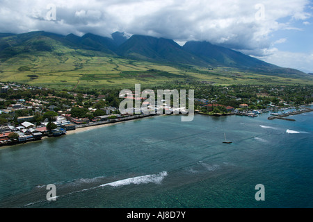 Vue aérienne de bord de l'eau bâtiments sur côte de Maui Hawaii Banque D'Images