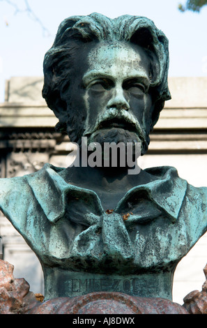 Buste d'Emile Zola sur son ancien tombe au cimetière Montmartre Paris France Banque D'Images