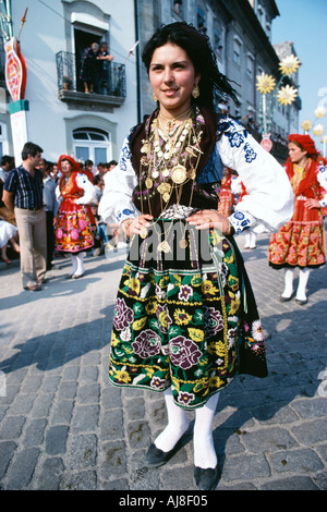 Femme vêtue à l'assemblée juste folklorique à Viana do Castelo, région du Minho, Portugal Banque D'Images