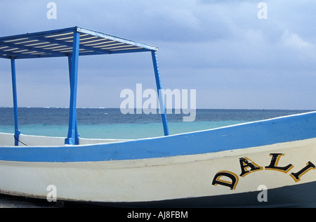 Bateau échoué à Puerto Morelos, Quintana Roo, Mexique Banque D'Images