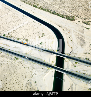 Vue aérienne de l'autoroute Interstate 10 au-dessus du fleuve Colorado en Arizona Aqueduc Banque D'Images
