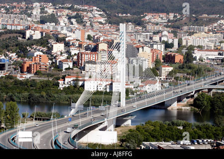 Ponte de Santa Clara pont menant à Coimbra Portugal Banque D'Images