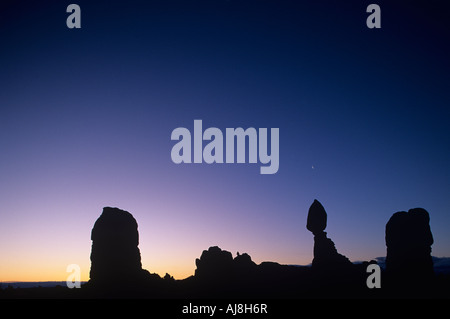 Arches National Park Utah USA silhouettes Crépuscule Balanced Rock sur le début de l'hiver matin Banque D'Images