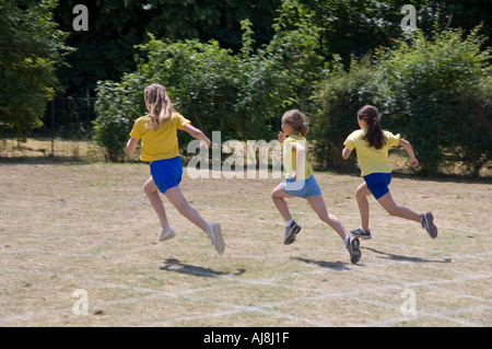 Trois filles dans la course junior school sports le jour de la race Banque D'Images