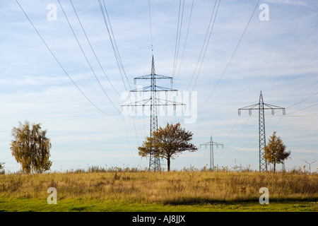 Ligne à haute tension / pylônes en Basse-Saxe, Allemagne Banque D'Images