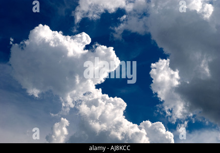 Nuages et ciel bleu Banque D'Images