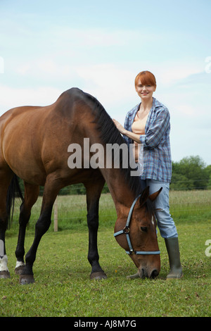 Femme à cheval en champ, portrait Banque D'Images