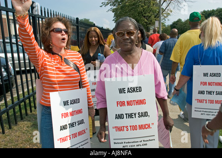 Les enseignants protestent contre les baisses de salaire Banque D'Images