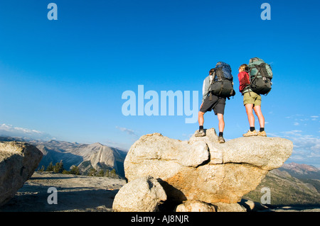 Les randonneurs se tenir sur rock le Sentinel Dome. Banque D'Images