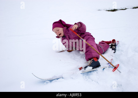 Fille de 3 ans l'apprentissage du ski. Banque D'Images