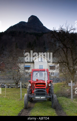 Petite maison et de tracteur sous les hautes montagnes à Buer Vally, Odda, Norvège, Hardanger. Banque D'Images