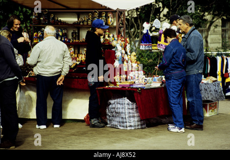 Shopping pour les souvenirs, Saint-Pétersbourg, Russie Banque D'Images