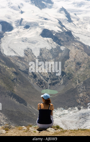 Jeune femme près de la gare de Gornergrat et le sommet du glacier du Gorner dans l'arrière-plan Zermatt Valais Suisse Juillet 2006 Banque D'Images