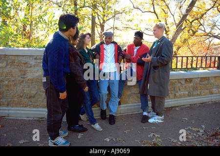 L'âge de 15 adolescents racialement mixtes sur le pont de discuter de problèmes. St Paul Minnesota USA Banque D'Images