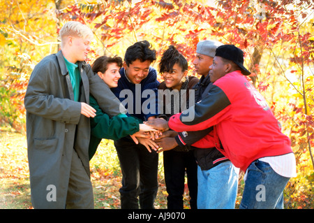 Adolescents racialement mixtes avec Korean échange étudiant à l'âge de 15 ans en cercle les mains jointes ensemble. St Paul Minnesota USA Banque D'Images