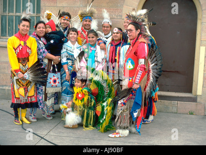 Groupe d'Autochtones américains dans leur costume après un Pow-wow de la danse. Harriet Island St Paul Minnesota USA Banque D'Images