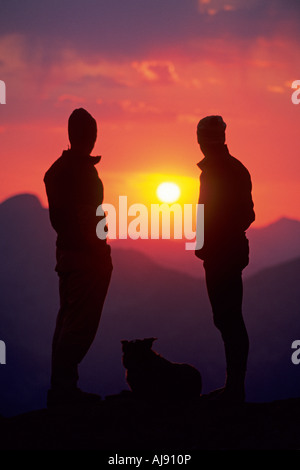 Deux hommes regardant le coucher du soleil Banque D'Images