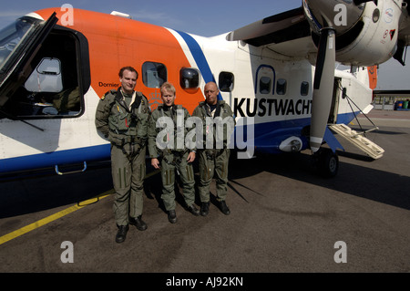 Den Helder dutch coast guards posant devant un avion de patrouille Banque D'Images