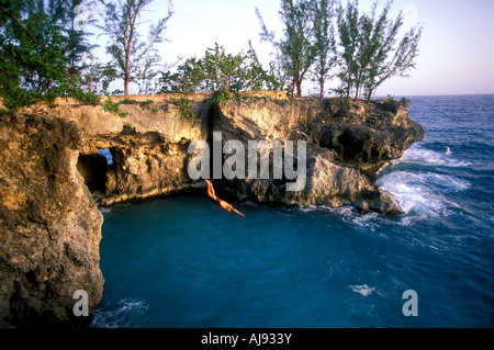 Plongée homme off cliff. Banque D'Images