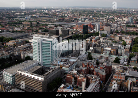 Une vue de la BT Tower à l'ouest à travers l'University College Hospital vers Kings Cross et St Pancras Banque D'Images