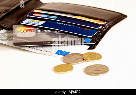 Gros plan du portefeuille de cartes de crédit et de l'argent comptant sur fond blanc Banque D'Images