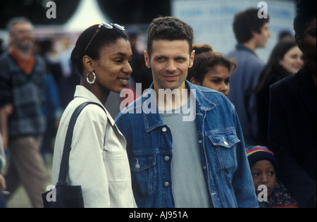 Un couple sur Hackney Downs Park, Londres, UK. Banque D'Images