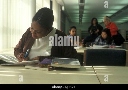 Un étudiant à travailler à la bibliothèque de Hackney Community College, Londres, Royaume-Uni. Banque D'Images