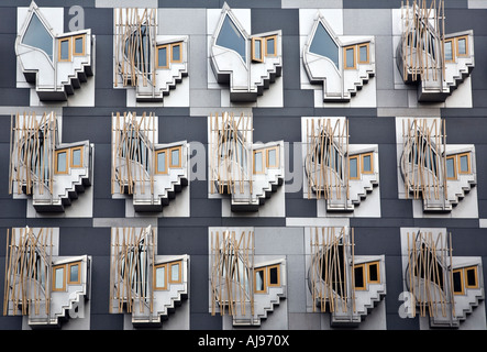 Close up of office windows sur le bâtiment du parlement écossais conçu par l'architecte Catalan Enric Miralles Banque D'Images