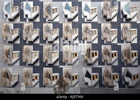 Close up of office windows sur le bâtiment du parlement écossais conçu par l'architecte Catalan Enric Miralles Banque D'Images