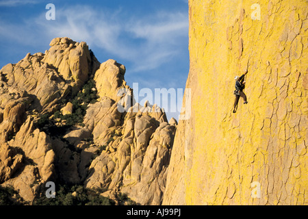 L'homme grimpe sur rock Concert grand route. Banque D'Images