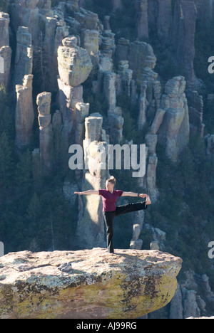 Le yoga au sommet d'une balanced rock, Banque D'Images